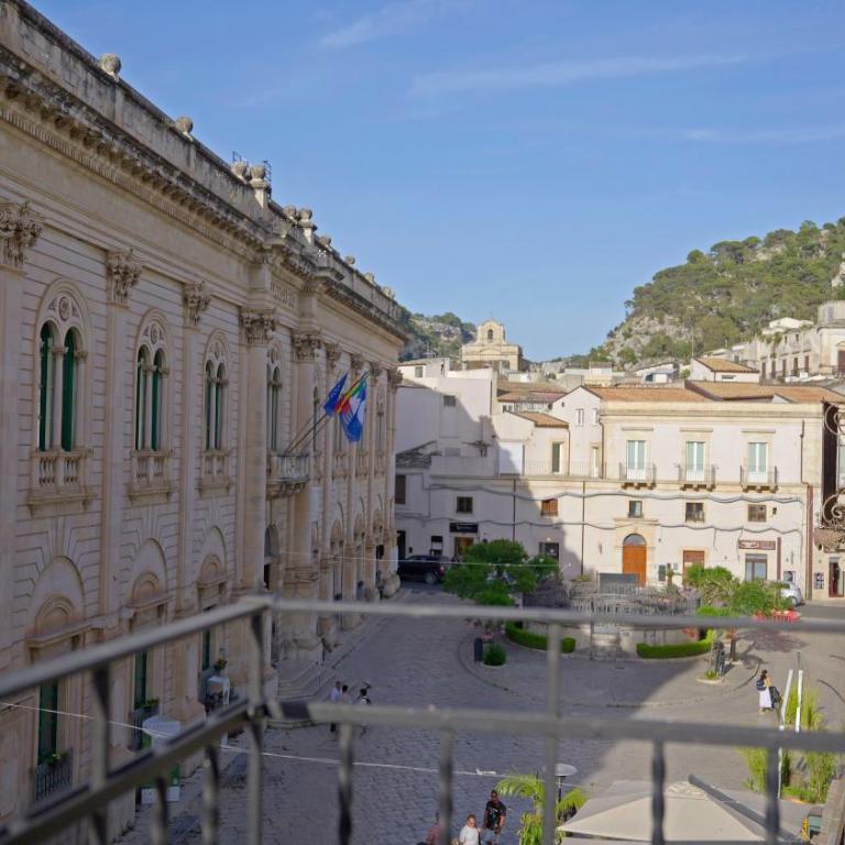 La Terrazza di Viola - Deluxe Double or Twin Room with City View - 12