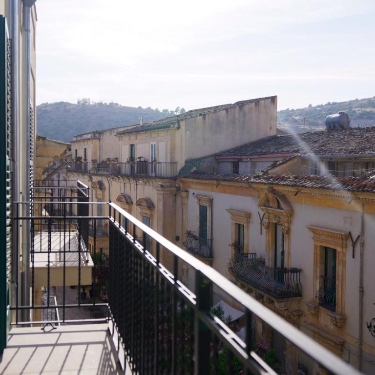 La Terrazza di Viola - Deluxe Double or Twin Room with City View - 3