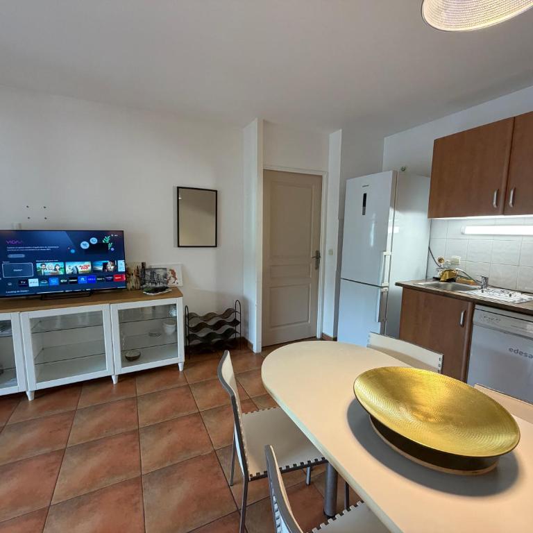 T3 résidence 4 étoiles piscine et 400 m plage Erromardie - Appartement 3 Chambres - 5
