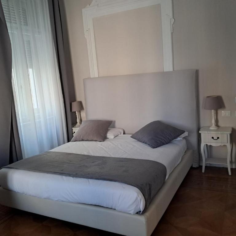 Ponterosso Suite - Junior Suite with Canal View - 3