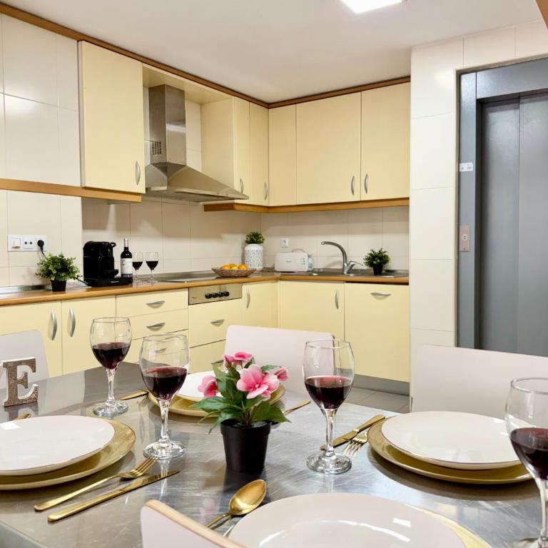 Premium 7 Bdr Villa Terrace & Parking by TuriVida - Apartamento - 5