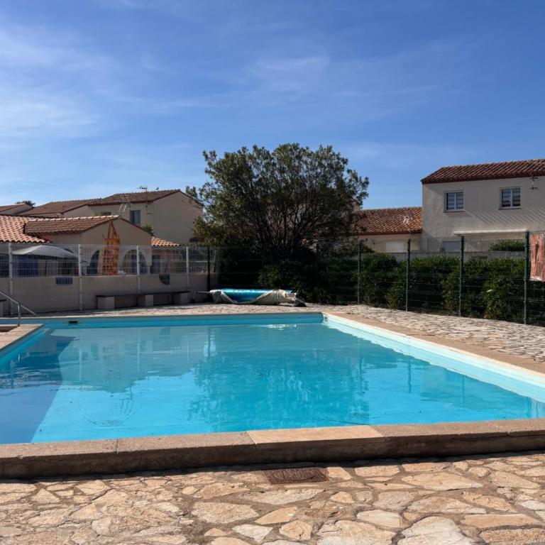 Appartement familial rez-de-chaussée grande terrasse piscine parking privé et wifi - Apartamento de 1 dormitorio - 44