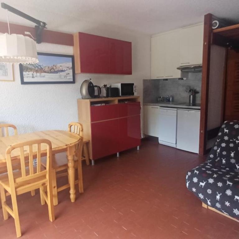 Bright studio with balcony and mountain view - Studio - 9