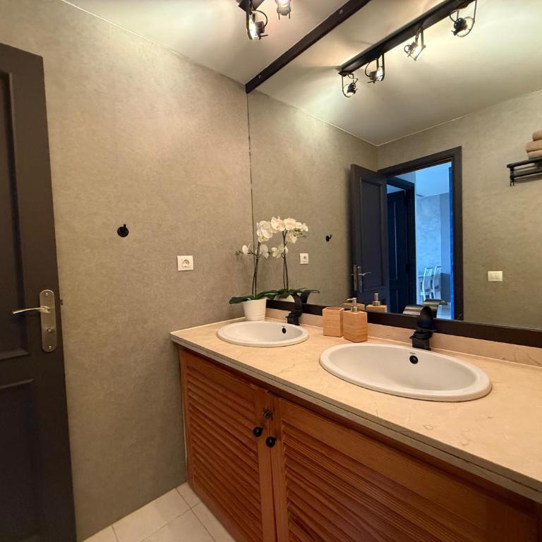 Skyline View Apartment - FREE PRIVATE Parking Including & Guest BONUS - Appartement 1 Chambre - 24