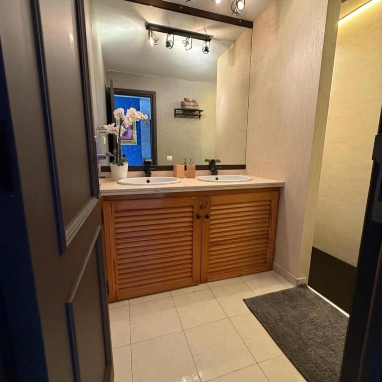Skyline View Apartment - FREE PRIVATE Parking Including & Guest BONUS - Appartement 1 Chambre - 27