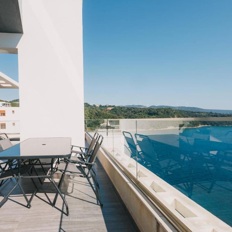Dollaku Seafront Apartments - Two-Bedroom Apartment with Balcony and Sea View - 10