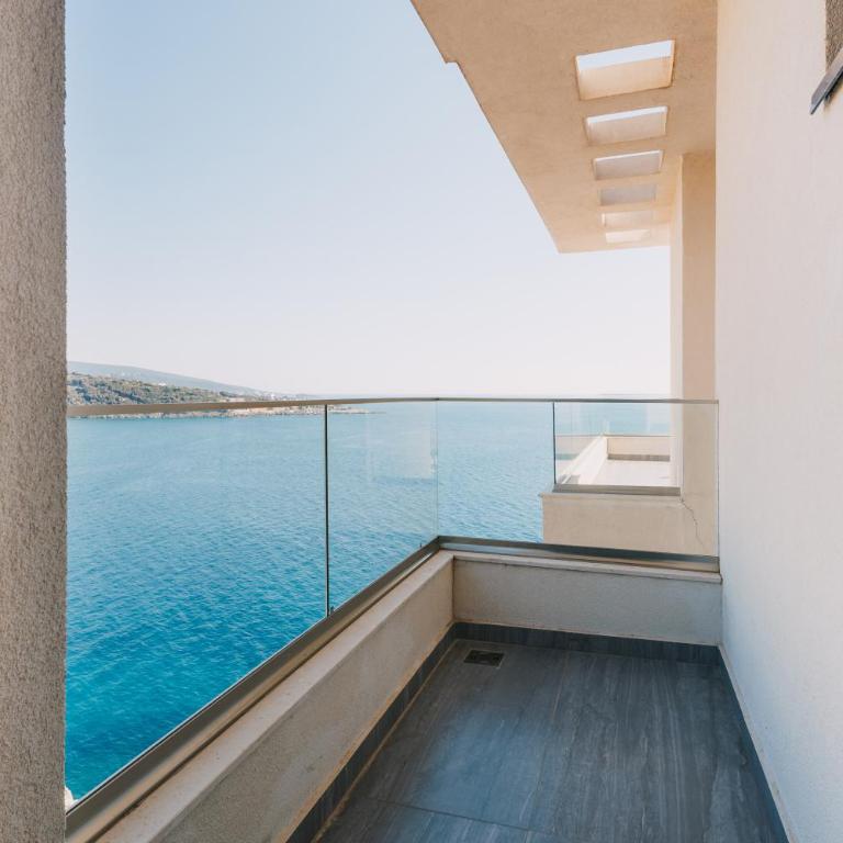 Dollaku Seafront Apartments - Two-Bedroom Apartment with Balcony and Sea View - 9