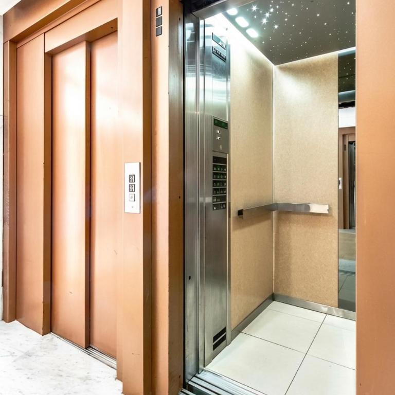 Skyline View Apartment - FREE PRIVATE Parking Including & Guest BONUS - Appartement 1 Chambre - 56