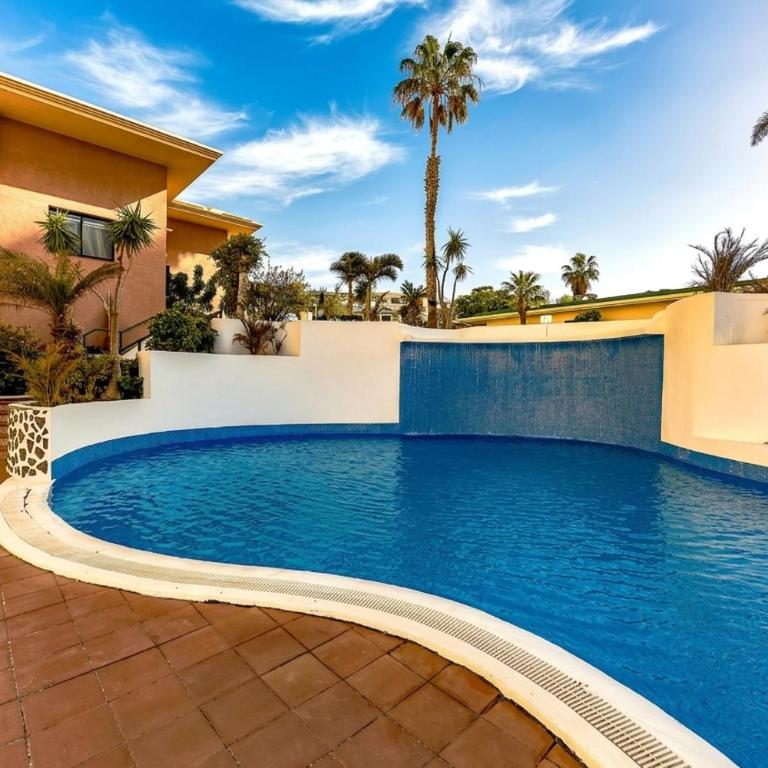 Skyline View Apartment - FREE PRIVATE Parking Including & Guest BONUS - Appartement 1 Chambre - 40