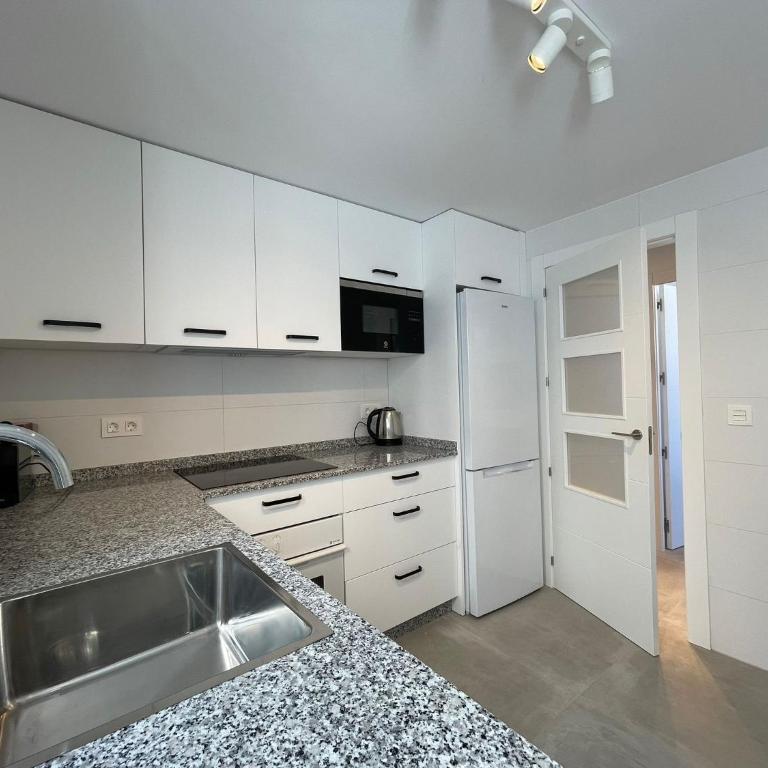 PISO EN PLAZA DE ESPAÑA Y PLAYA DE LA COLONIA - Apartamento - 32