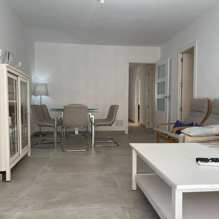 PISO EN PLAZA DE ESPAÑA Y PLAYA DE LA COLONIA - Apartamento - 40