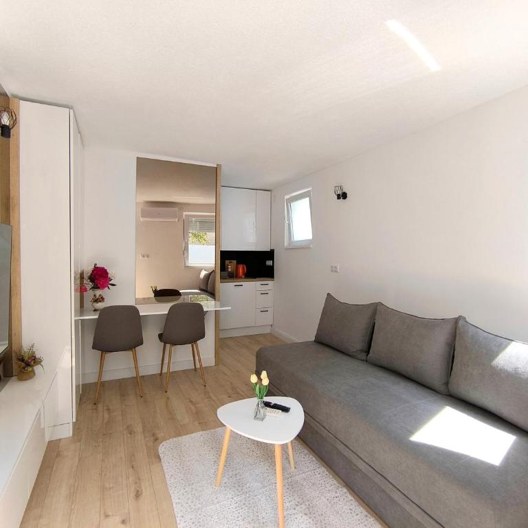 El Higo Apartments - Studio sa Terasom - 2