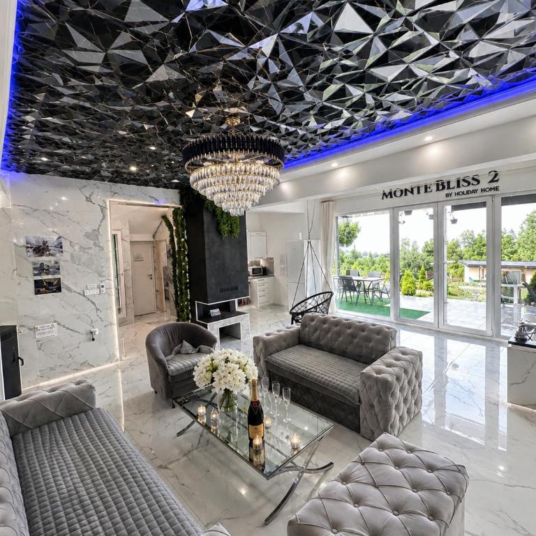MonteBliss Private Pool & Spa Escape - Three-Bedroom Home - 38