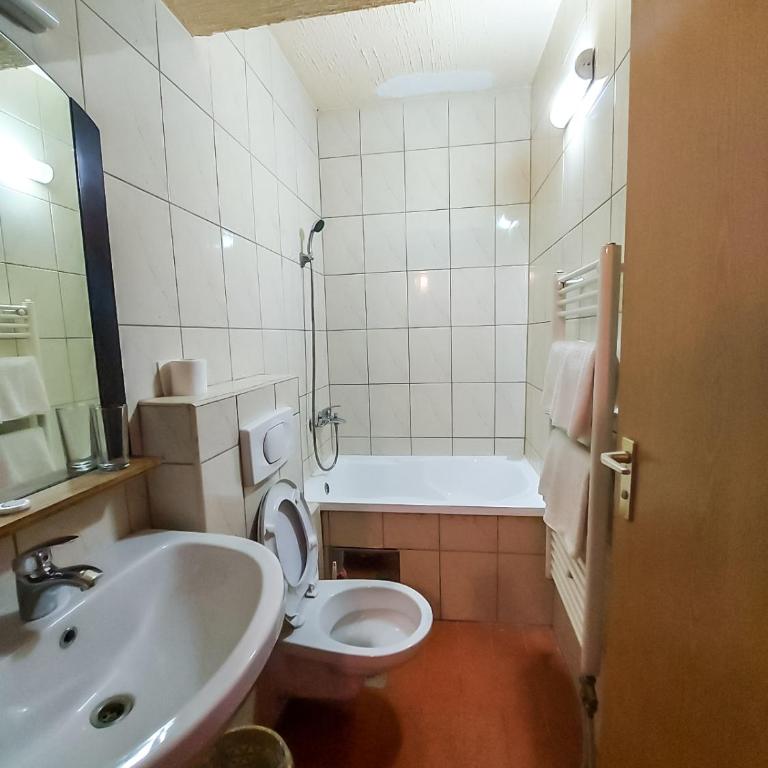 Hotel Rimski Most - Standardna Dvokrevetna Soba sa Bračnim Krevetom - 8