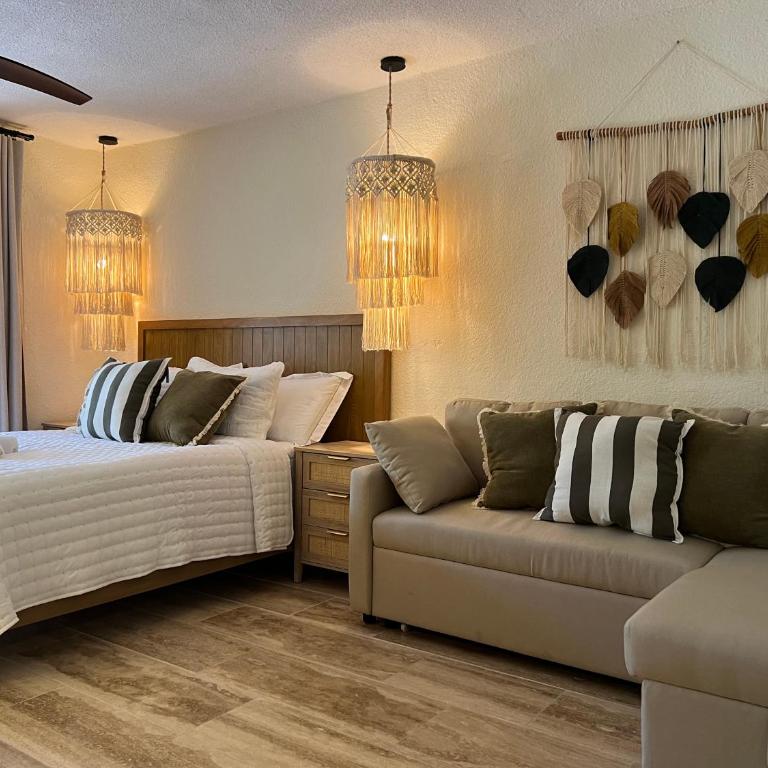 Boutique Private Villa in Hotel Zone - Pool & Outdoor Living - Villa - 10