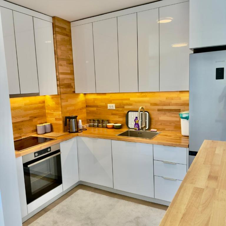 Sunset Dream Apartment -- 2 minutes from the Airport - One-Bedroom Apartment - 5