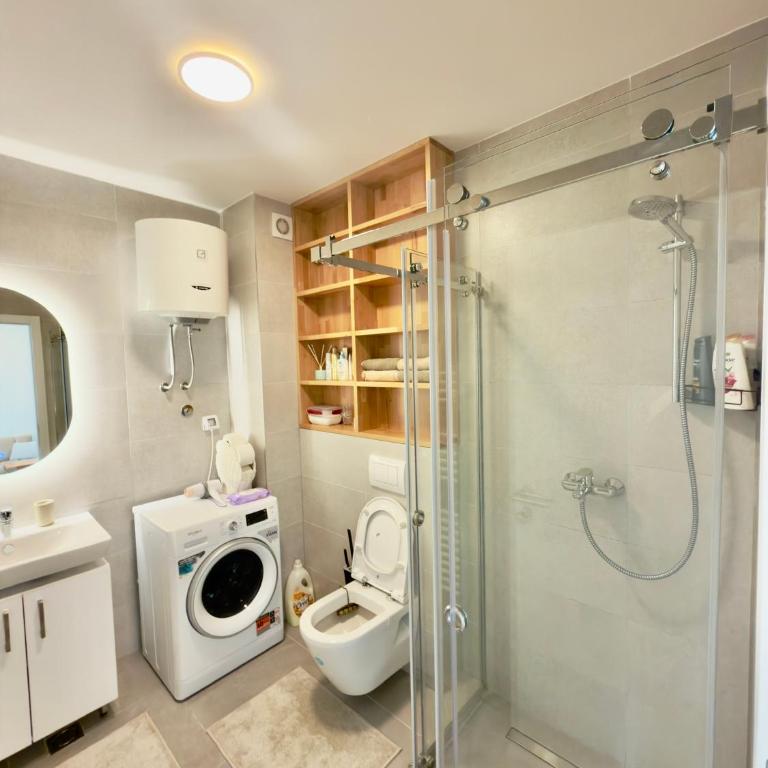 Sunset Dream Apartment -- 2 minutes from the Airport - One-Bedroom Apartment - 4