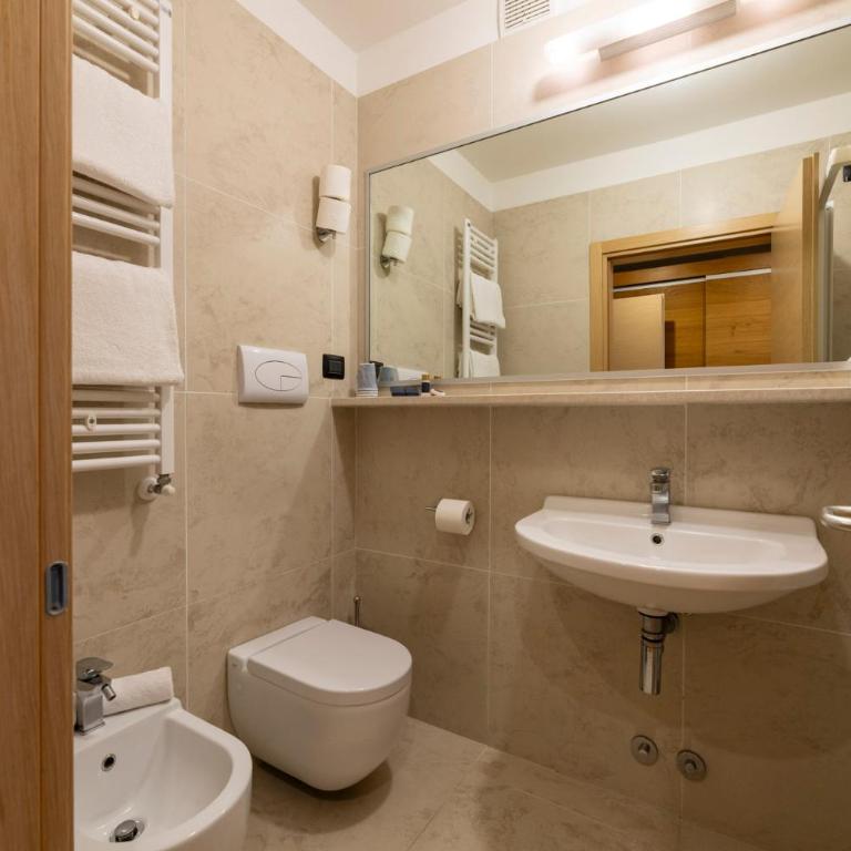 Royal Olympic Hotel - Camera Tripla Comfort - 9