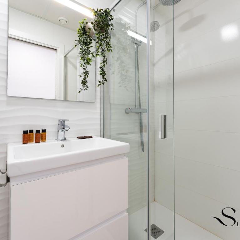 Fuengirola Escape - Beach & Restaurants - Two-Bedroom Apartment with Balcony - 13