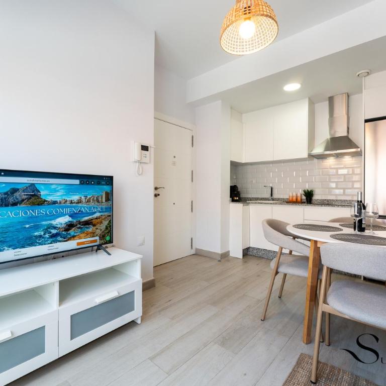 Fuengirola Escape - Beach & Restaurants - Two-Bedroom Apartment with Balcony - 6