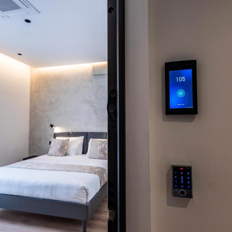 Corso 84 Luxury Suites - Zimmer mit Kingsize-Bett und Balkon - 2