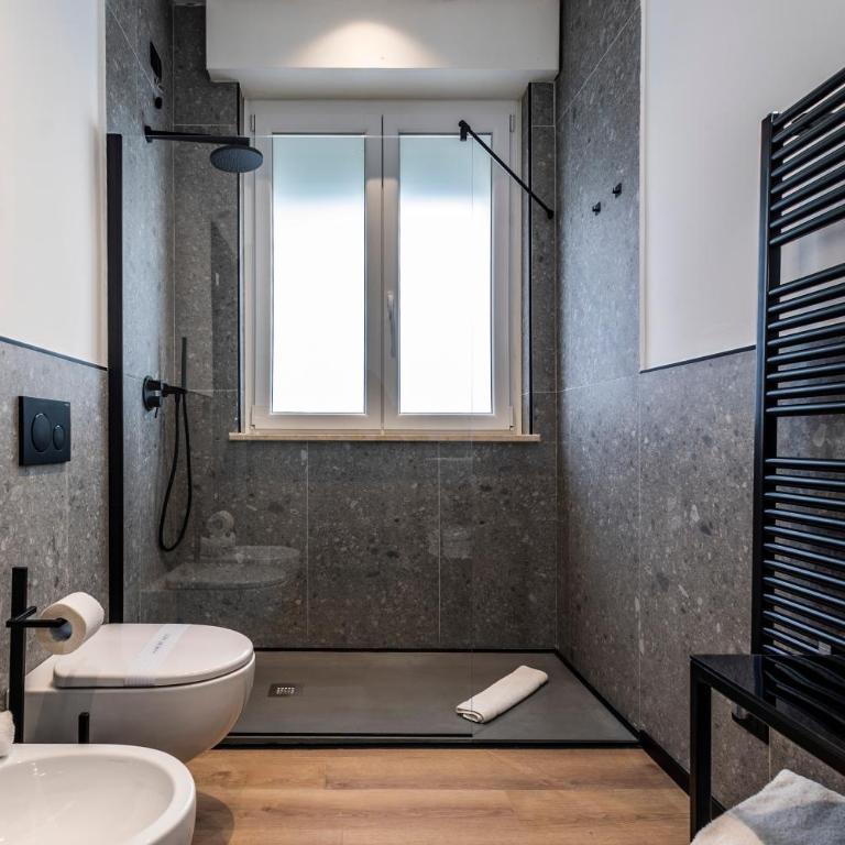 Corso 84 Luxury Suites - Zimmer mit Kingsize-Bett und Balkon - 6
