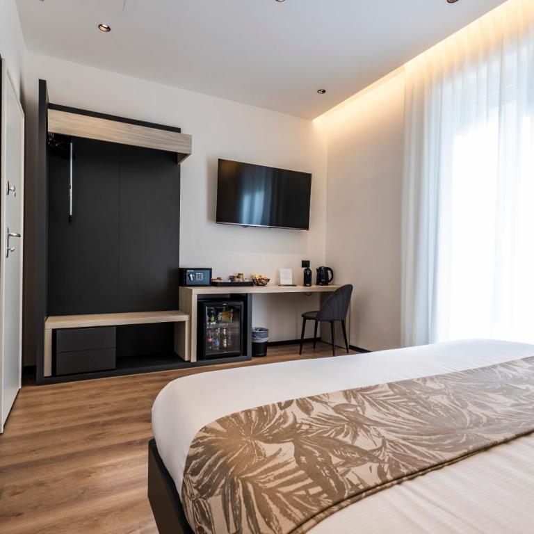 Corso 84 Luxury Suites - Zimmer mit Kingsize-Bett und Balkon - 8