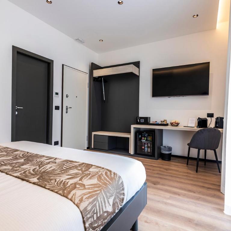 Corso 84 Luxury Suites - Zimmer mit Kingsize-Bett und Balkon - 10
