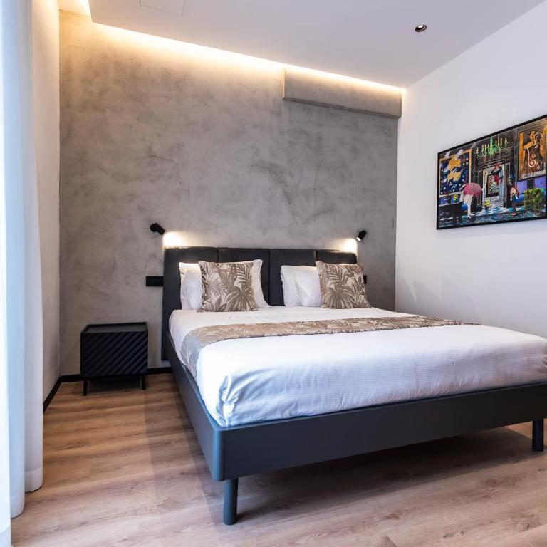 Corso 84 Luxury Suites - Zimmer mit Kingsize-Bett und Balkon - 11