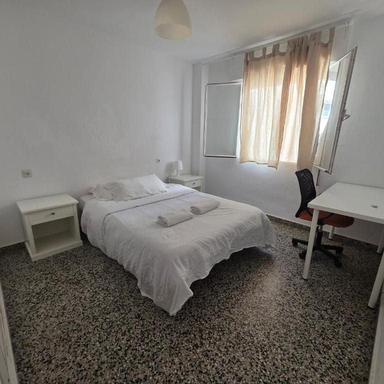 habitación privada preciosa centro malaga enfrente de la estación de tren María zambrano y dos centros comerciales y también cerca a la playa Wi-Fi la mejor zona de Málaga - Habitación Doble - 24