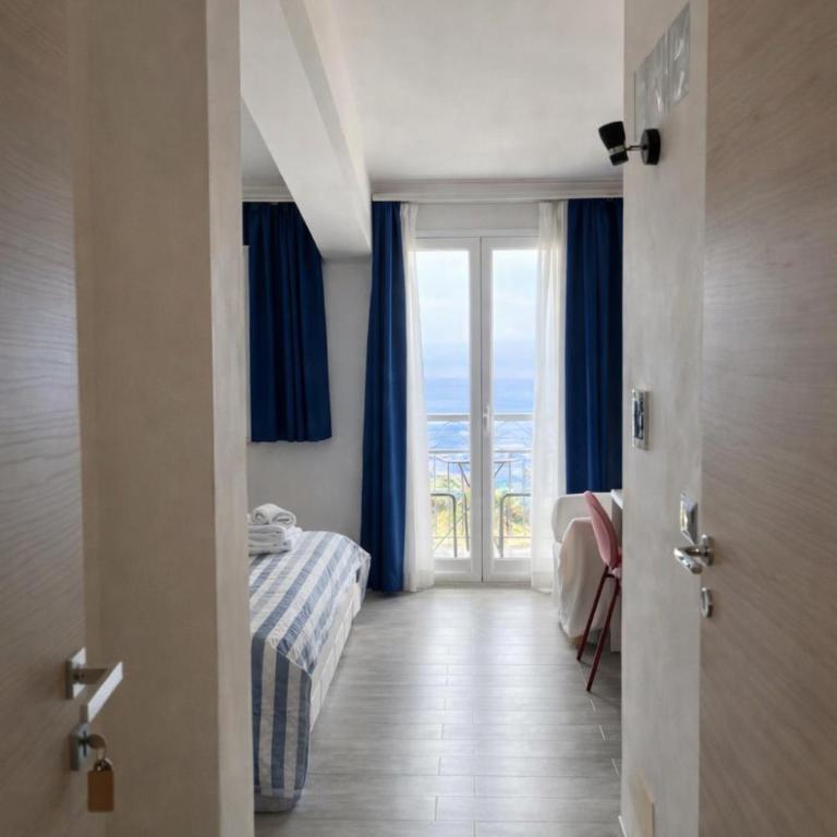 Blue Sky House - Camera Matrimoniale con Balcone e Vista Mare - 7