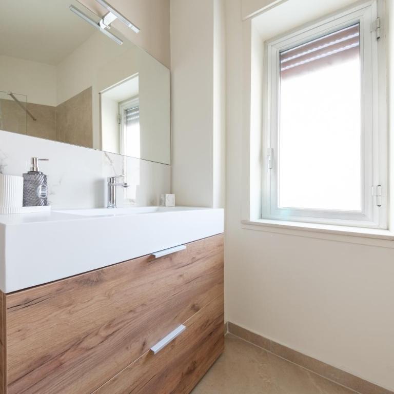 Casa Vacanze Piazza Europa - Appartamento Premium con 3 Camere da Letto e Balcone - 15