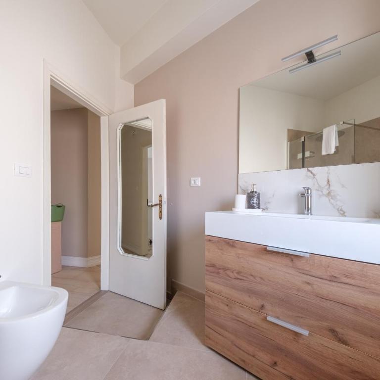 Casa Vacanze Piazza Europa - Appartamento Premium con 3 Camere da Letto e Balcone - 16
