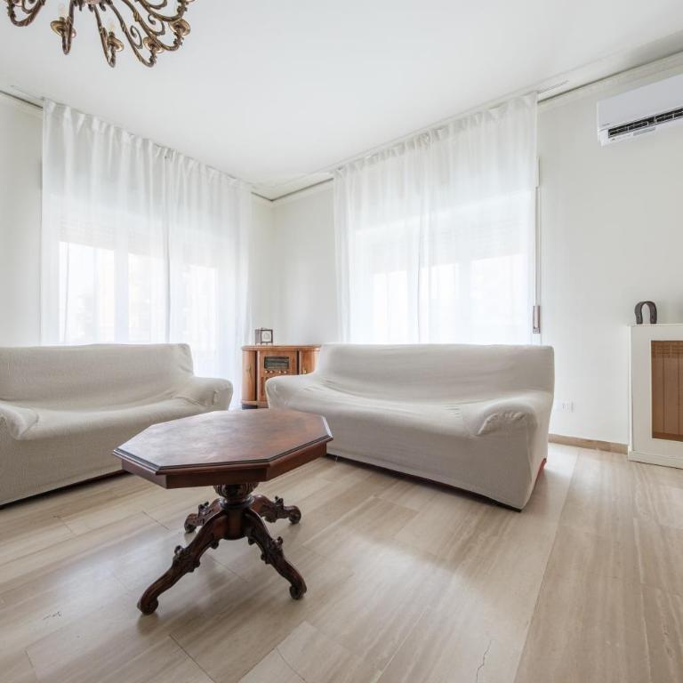 Casa Vacanze Piazza Europa - Appartamento Premium con 3 Camere da Letto e Balcone - 3
