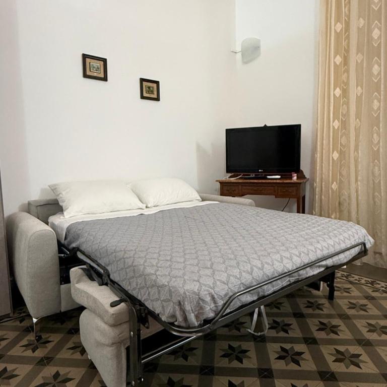 Crispi Accomodation B&B - Family Room with Private Bathroom - 8