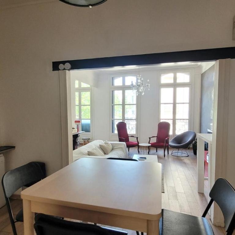 Appartement centre historique place Jean Jaurès climatisé 6 couchages avec parking - Appartement 2 Chambres - 17