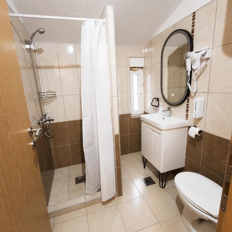 Villa Hum - Dvokrevetna Soba sa Bračnim Krevetom - 13