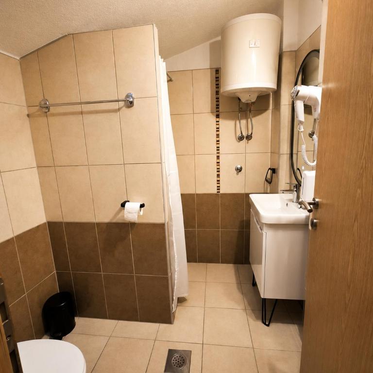 Villa Hum - Dvokrevetna Soba sa Bračnim Krevetom - 15