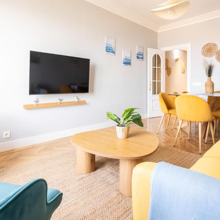GRAN APARTAMENTO EN PRIMERA LINEA DE PLAYA - Apartamento - 62