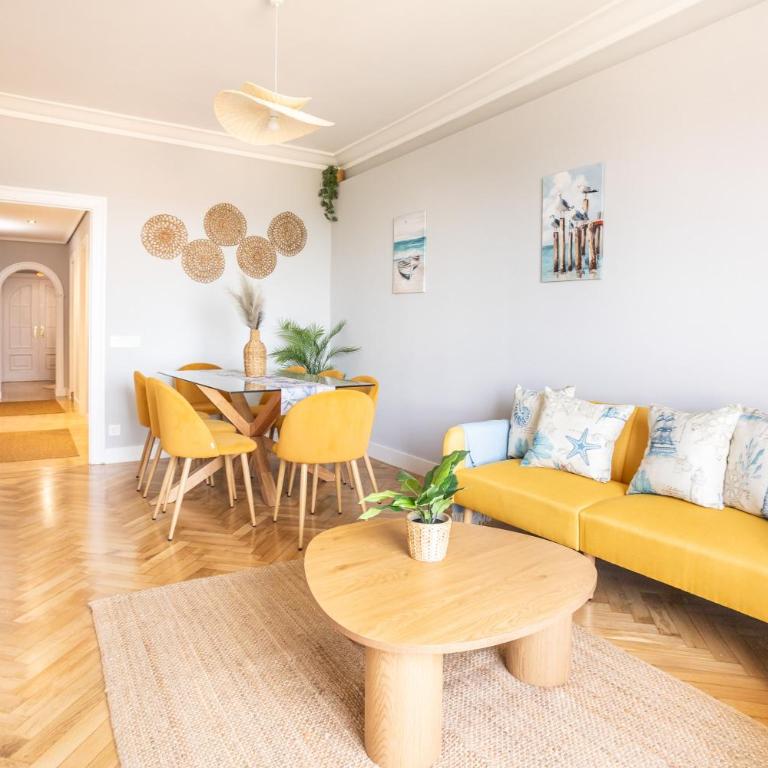 GRAN APARTAMENTO EN PRIMERA LINEA DE PLAYA - Apartamento - 50