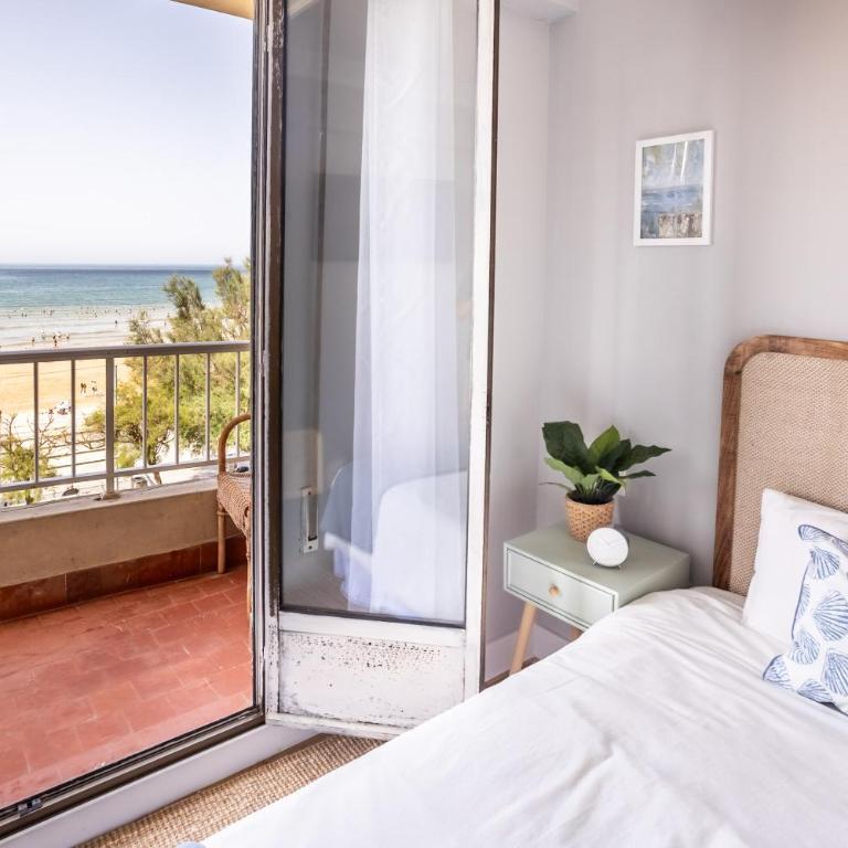 GRAN APARTAMENTO EN PRIMERA LINEA DE PLAYA - Apartamento - 55