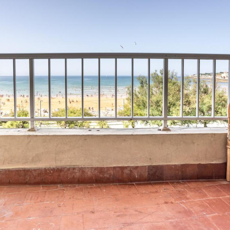 GRAN APARTAMENTO EN PRIMERA LINEA DE PLAYA - Apartamento - 86