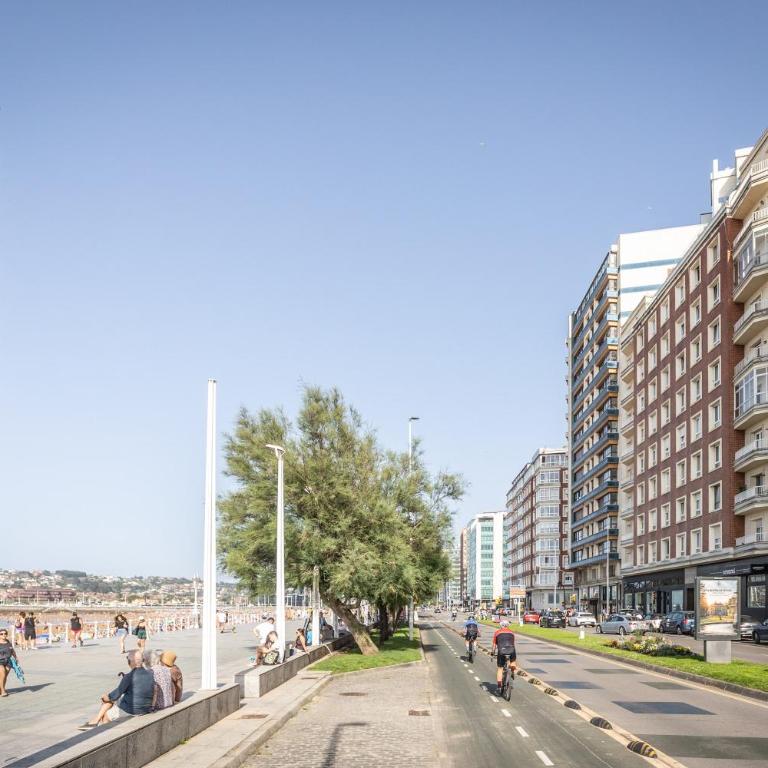 GRAN APARTAMENTO EN PRIMERA LINEA DE PLAYA - Apartamento - 74