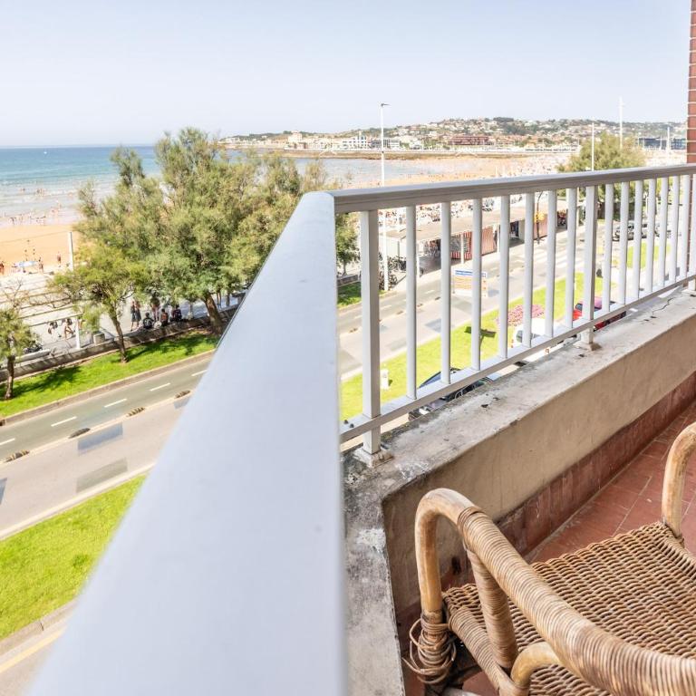 GRAN APARTAMENTO EN PRIMERA LINEA DE PLAYA - Apartamento - 76