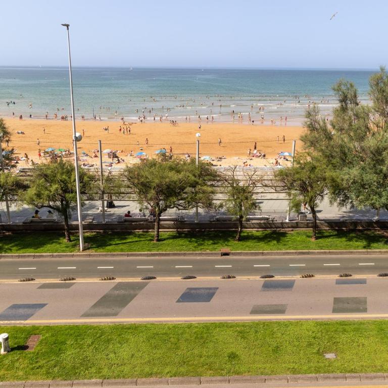 GRAN APARTAMENTO EN PRIMERA LINEA DE PLAYA - Apartamento - 93