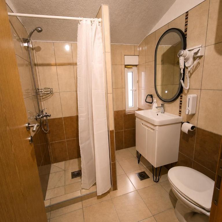 Villa Hum - Dvokrevetna Soba sa Bračnim Krevetom - 8