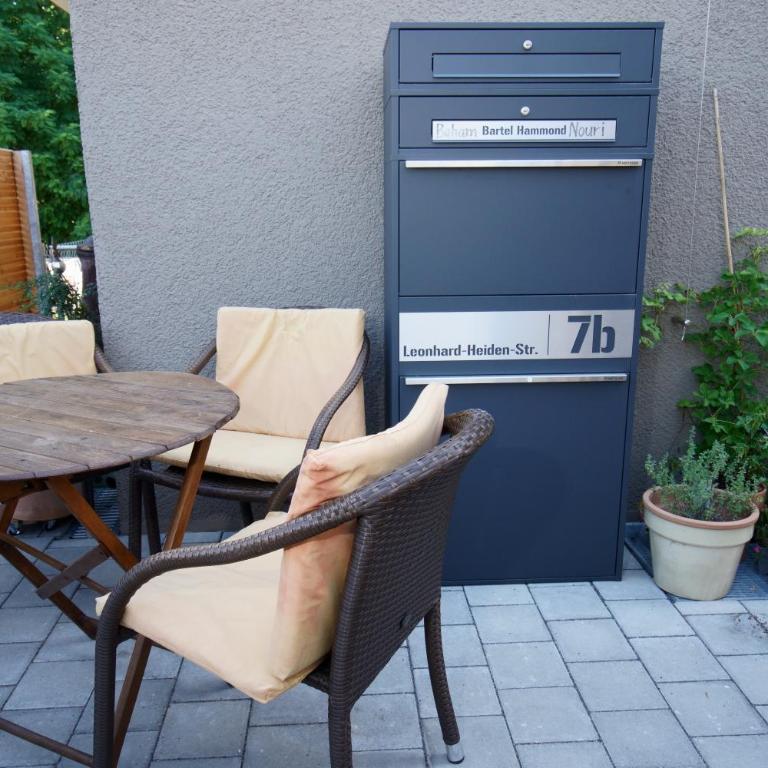 Baham-Apartment Nuernberg - including hot tub, sauna, massage chair, roof terrace, barbecue - metro 15 min, exhibition center 8 min walk - Appartamento con 2 Camere da Letto e Balcone - 60