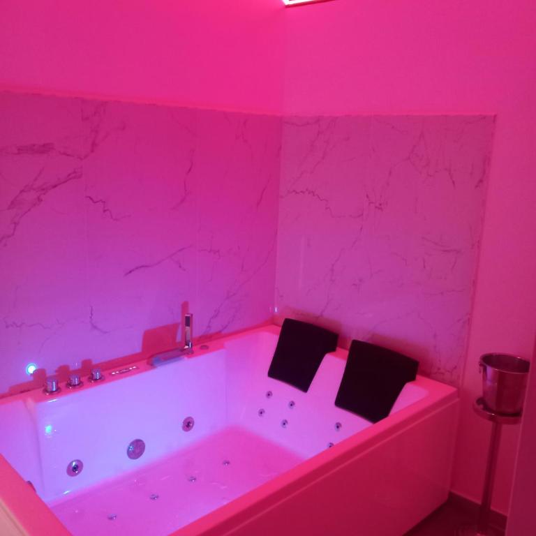 You & Me Jacuzzi Suite - King Suite with Spa Bath - 5