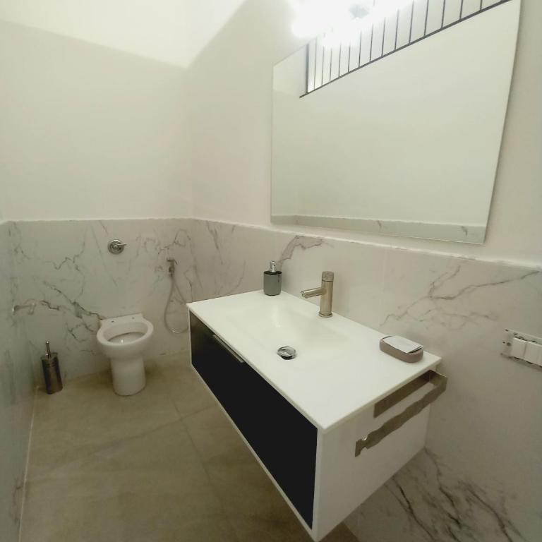 You & Me Jacuzzi Suite - King Suite with Spa Bath - 10