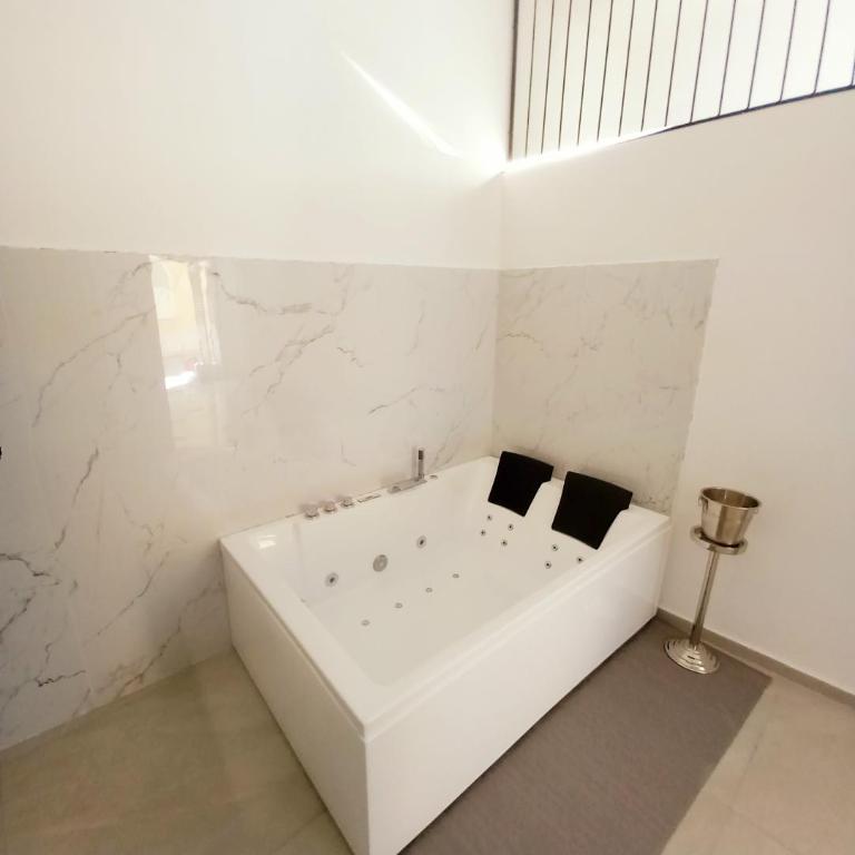 You & Me Jacuzzi Suite - King Suite with Spa Bath - 4